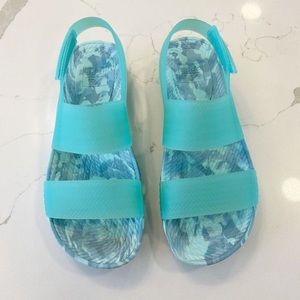 Like new Reef vista sandals in size 9